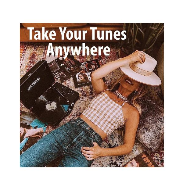 مشغل أسطوانات فيكتورولا Journey+ Signature، يدعم تقنية بلوتوث لبث أسطوانات الفينيل بسرعة 33-1/3 و45 و78 دورة في الدقيقة، مزود بمكبرات صوت مدمجة ومخرج ستيريو RCA (رمادي).