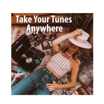 مشغل أسطوانات فيكتورولا Journey+ Signature، يدعم تقنية بلوتوث لبث أسطوانات الفينيل بسرعة 33-1/3 و45 و78 دورة في الدقيقة، مزود بمكبرات صوت مدمجة ومخرج ستيريو RCA (رمادي).