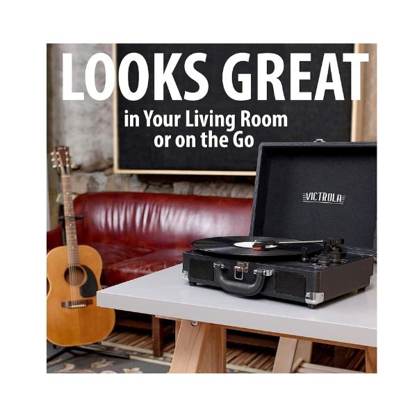 مشغل أسطوانات فيكتورولا Journey+ Signature، يدعم تقنية بلوتوث لبث أسطوانات الفينيل بسرعة 33-1/3 و45 و78 دورة في الدقيقة، مزود بمكبرات صوت مدمجة ومخرج ستيريو RCA (رمادي).