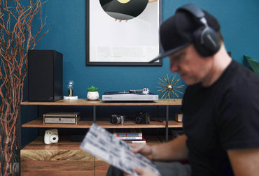 مشغل أسطوانات فينيل فضي عالي الدقة من فيكترولا، خرطوشة أورتوفون 2M حمراء، اتصال بلوتوث متكيف بتقنية aptX