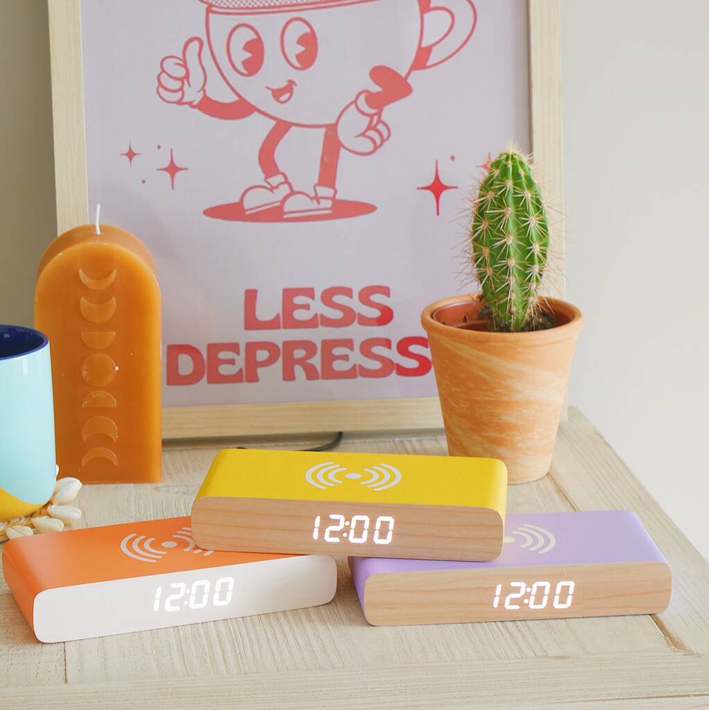 شاحن لاسلكي وساعة منبه بجانب السرير من ستيبليتون رايز تشارج باللون الأرجواني