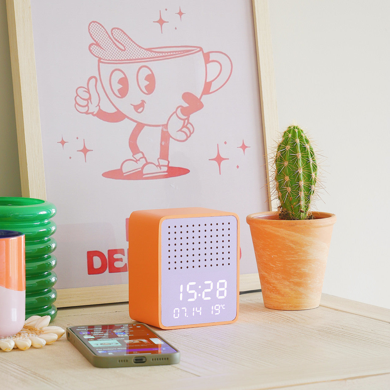 مكبر صوت بلوتوث ملون وساعة منبه بجانب السرير من ستيبليتون رايز بلاي أورانج - خزانة برتقالية وواجهة أرجوانية
