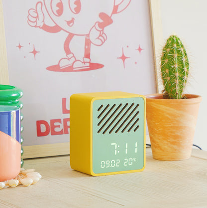 ستيبليتون رايز بلاي أصفر - خزانة صفراء بواجهة خضراء، مكبر صوت بلوتوث ملون وساعة منبه بجانب السرير