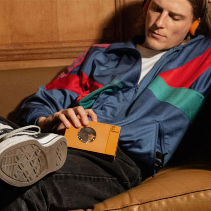 نحن ريوايند - مشغل كاسيت بلوتوث محمول (لون سيرج أورانج)